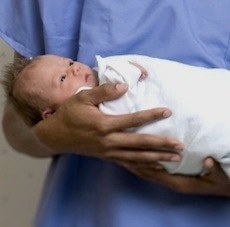 случай рождения ребенка-альбиноса у темнокожих родителей очень редкий и уникальный - один из 14 тысяч.