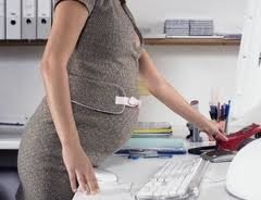 Будущие мамы на протяжении 5 месяцев смогут получать материнское пособие в размере 80% от дневной заработной платы, устанавливаемой законом и выплачиваемой управлением социальной защиты (INPS)